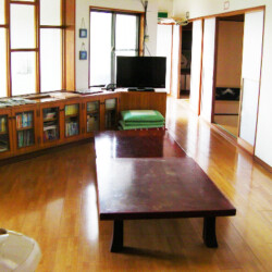 華のや 居間(共有スペース)。客室にはエアコン(無料)が設置されていますが、テレビがありません。広間、食堂で観て頂けます。 華のや 居間(共有スペース)写真