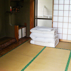 華のや お部屋。ふとんには力を入れております。敷ふとんは西川のムアツふとん、掛ぷとんは羽毛布団です。登山後の方に大変好評頂いております。 華のや 客室写真